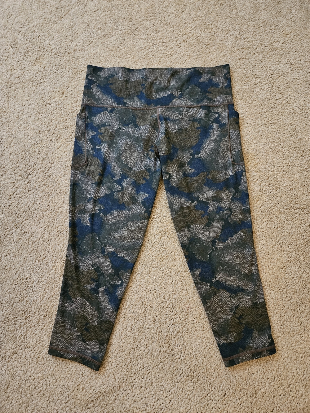 Athleta Women's Size 1X Navy & Olive Camo Cropped Performance Leggings